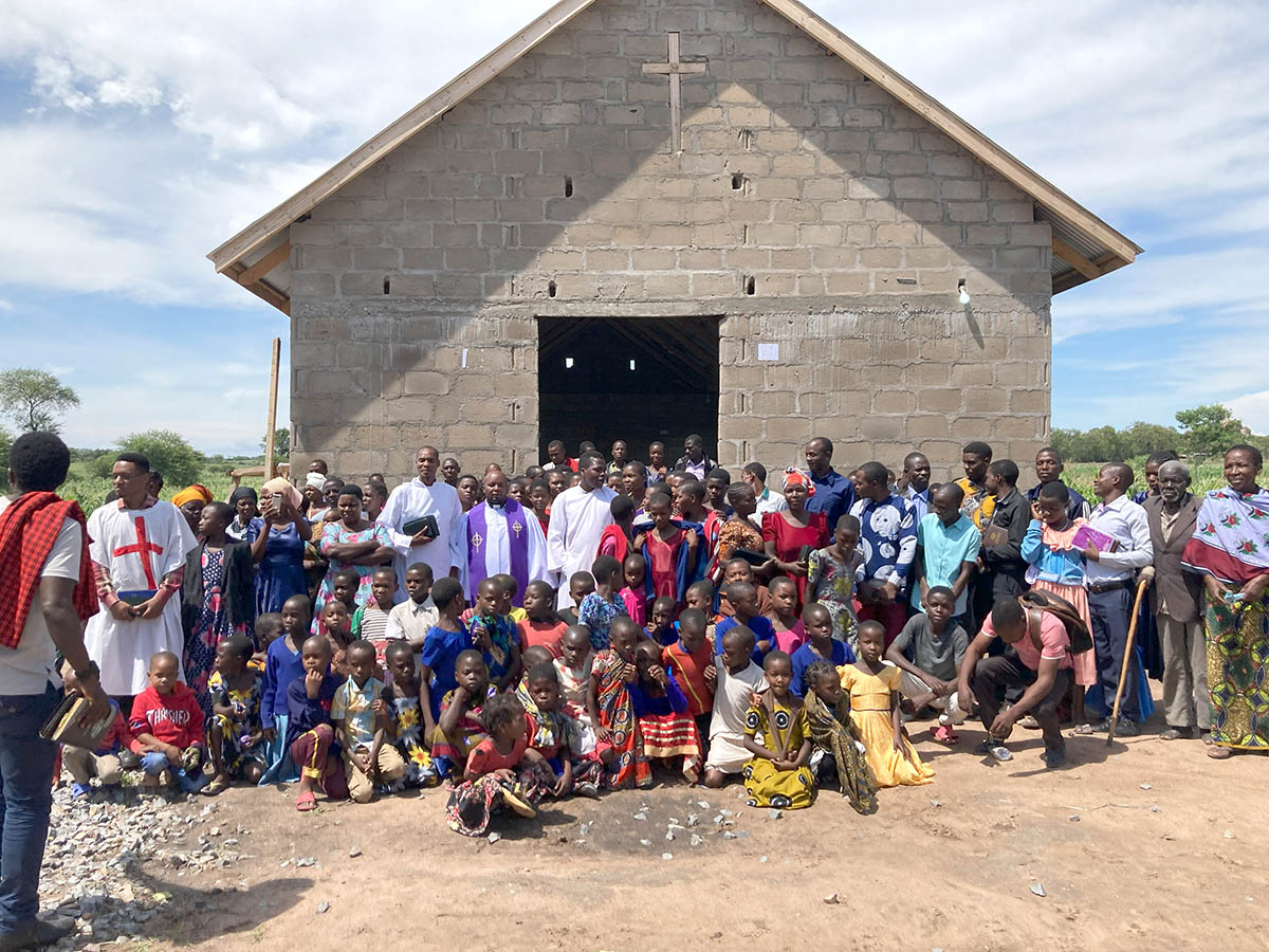 Kuvituskuva Tansaniasta, ihmisiä kirkon edessä
