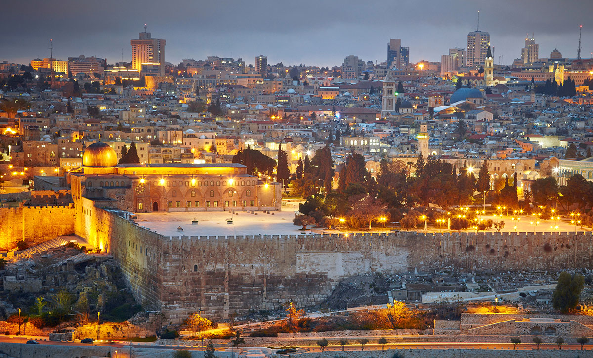 Kuva Jerusalemin vanhasta kaupungista iltavalaistuksessa.