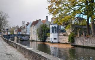 Bruggen vanhassa kaupungissa on paljon kanavia, siltoja ja satoja vuosia vanhoja kivitaloja.